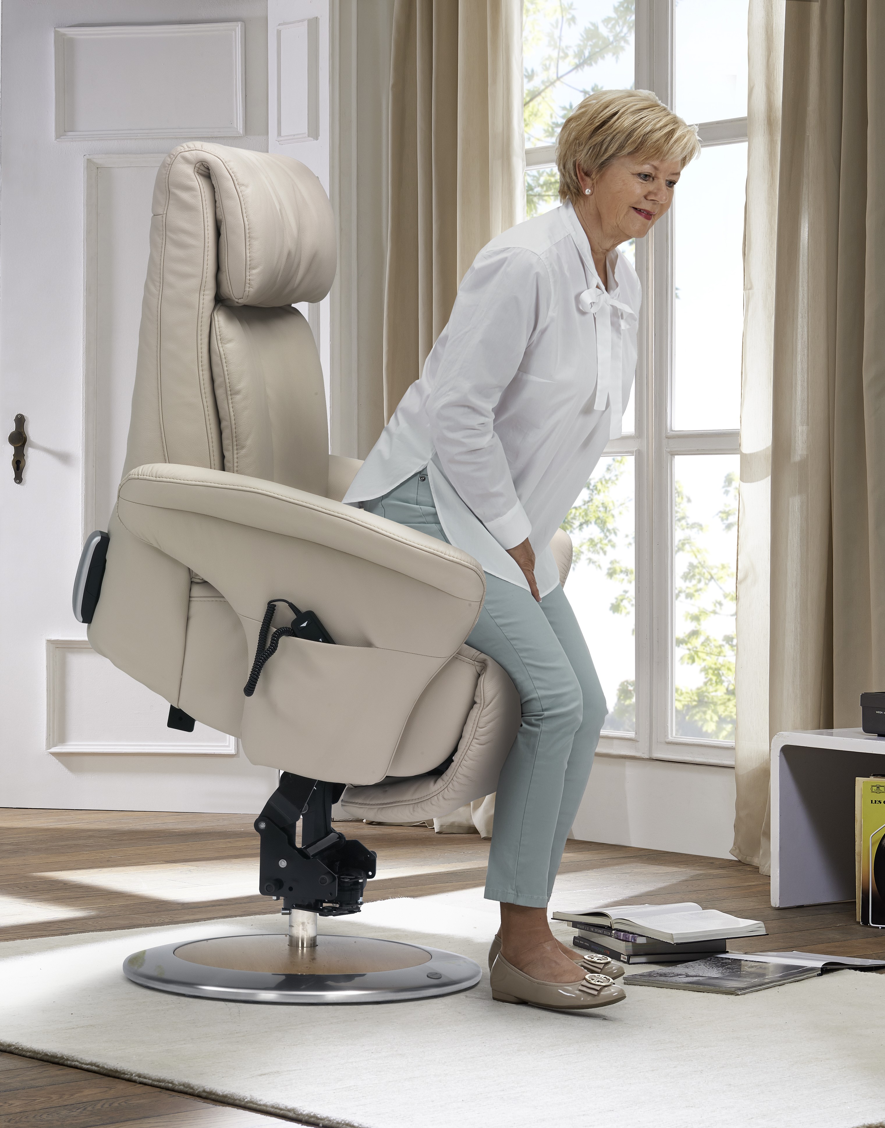 Hornbæk Otium Lænestol Small med drejefod og el-betjent lift