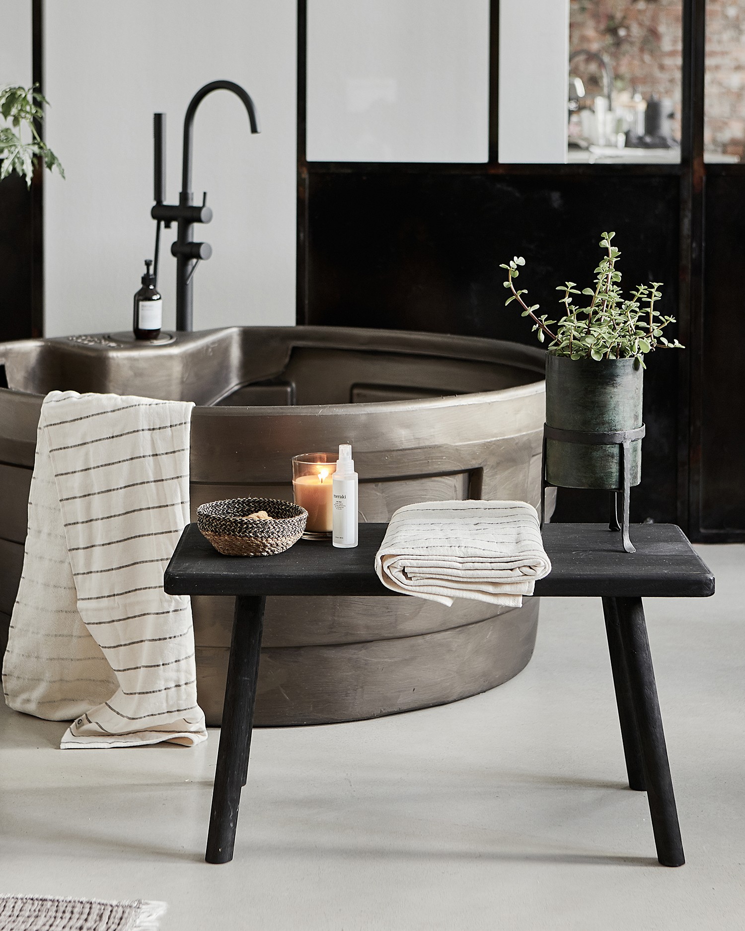 Nadi Bænk, kort Sort