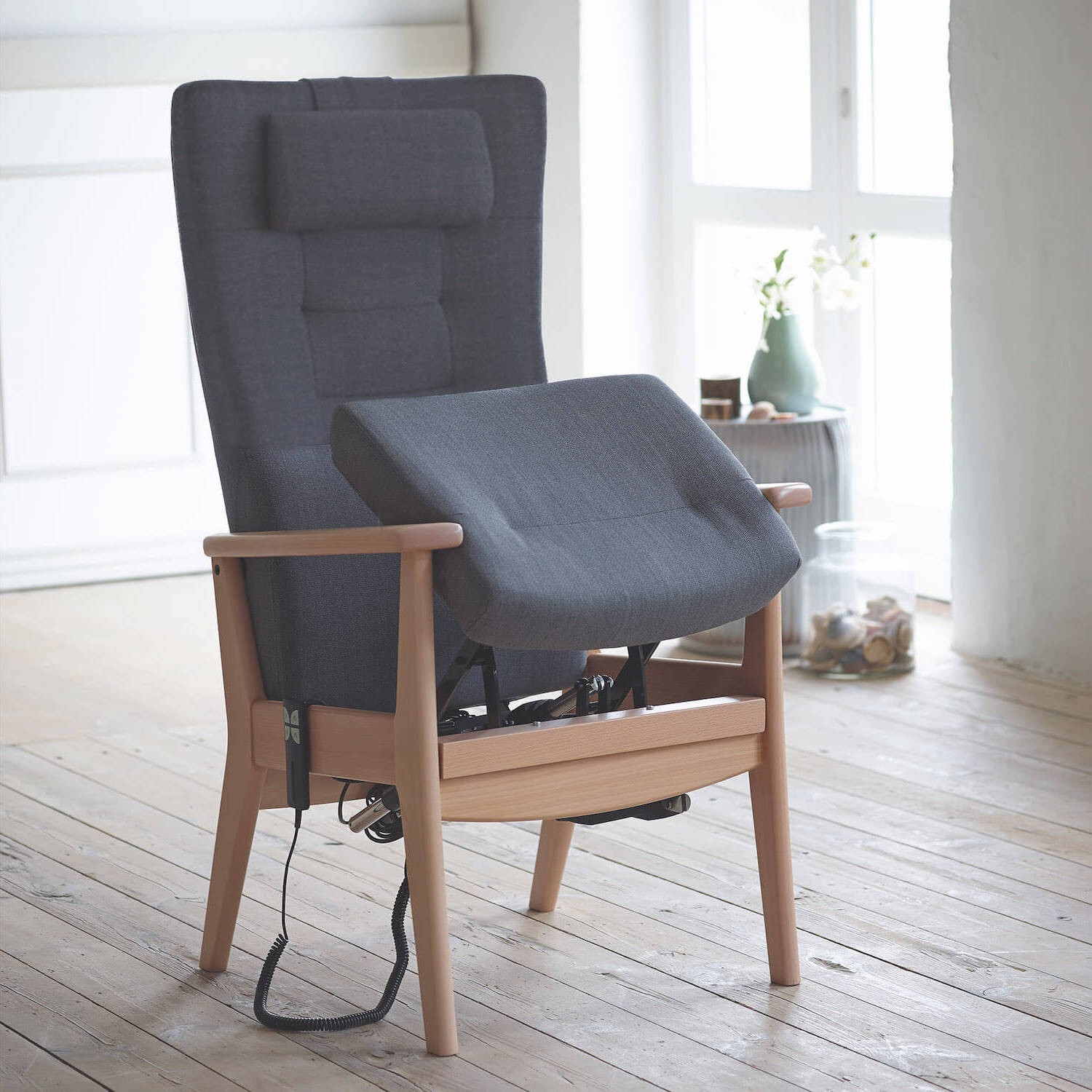 Farstrup Plus 5900 lænestol m. el-betjent sædeløft, tekstil