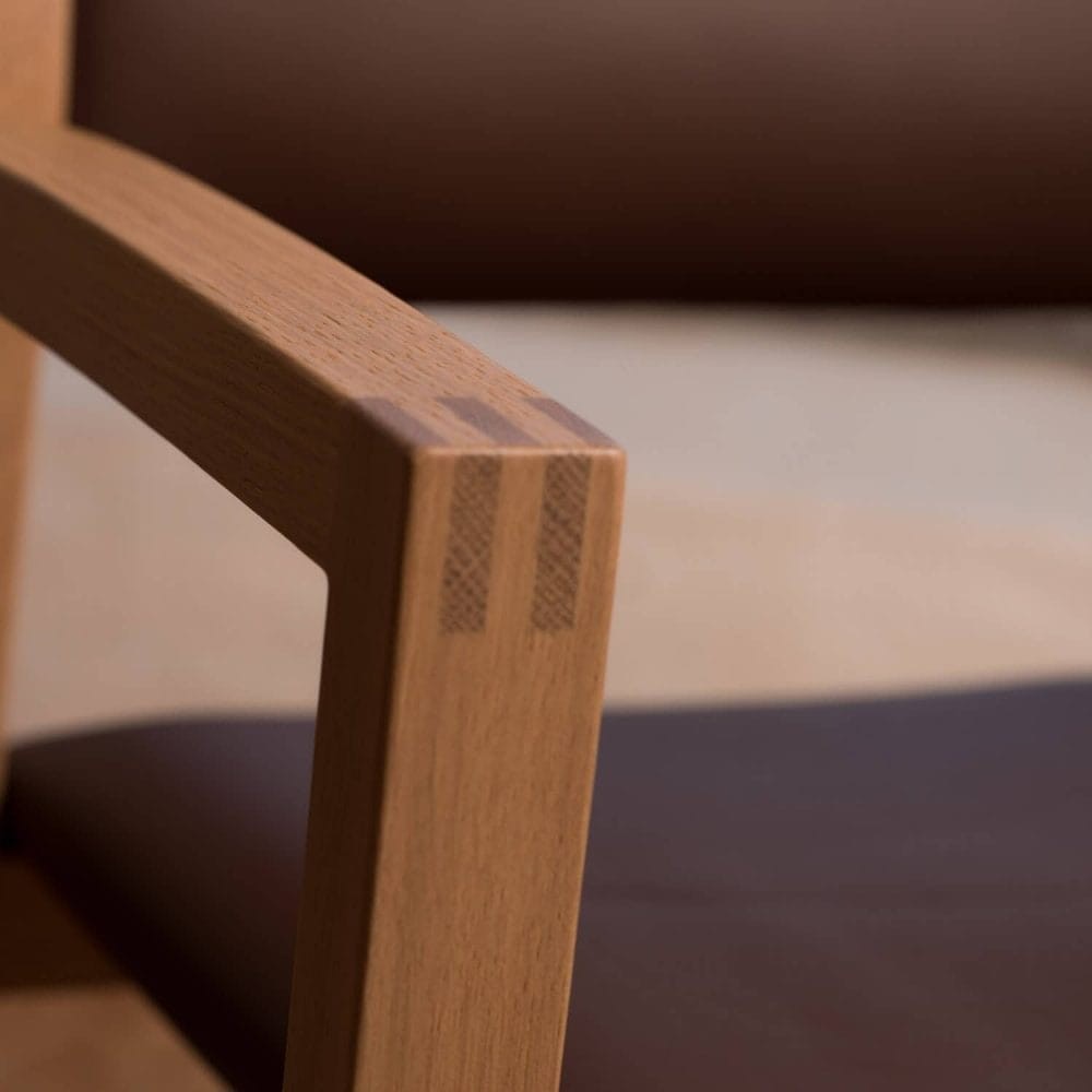 Farstrup Scala 2419 armstol med gribebøjle i læder