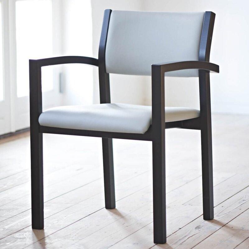 Farstrup Scala 2411 armstol i stof