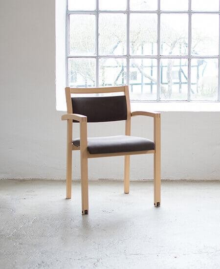 Farstrup Scala 2419 armstol med gribebøjle i læder