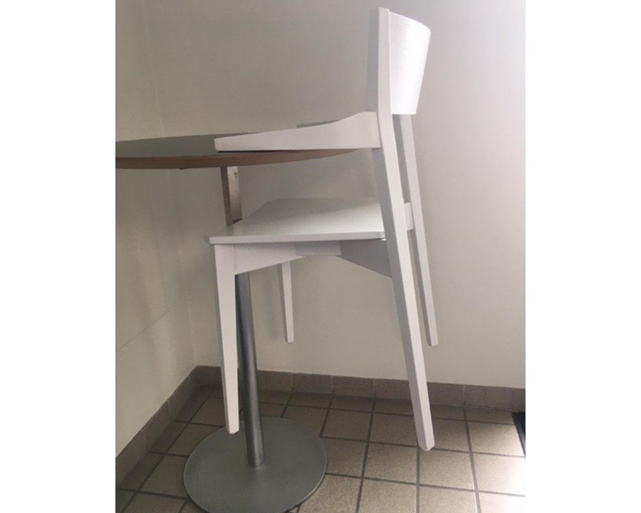 MISS spisebordsstol hvid med armlæn - stabelbar