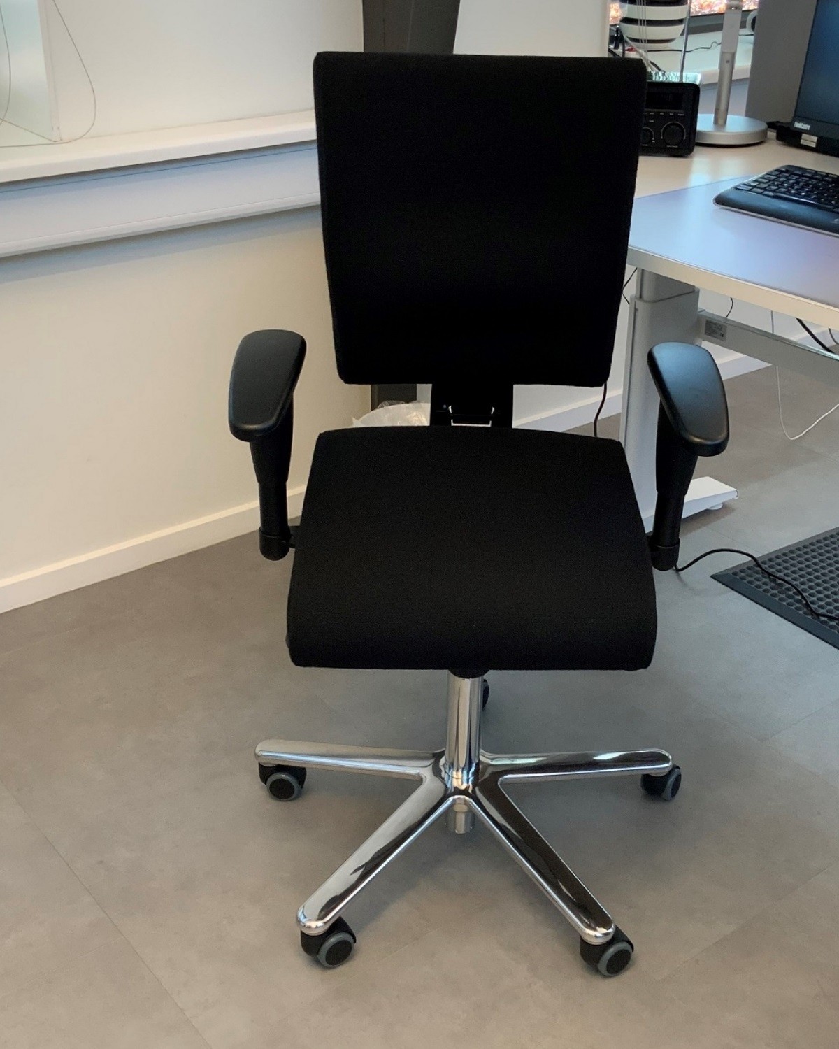 Cadeau kontorstol med armlæn Udstillingsmodel