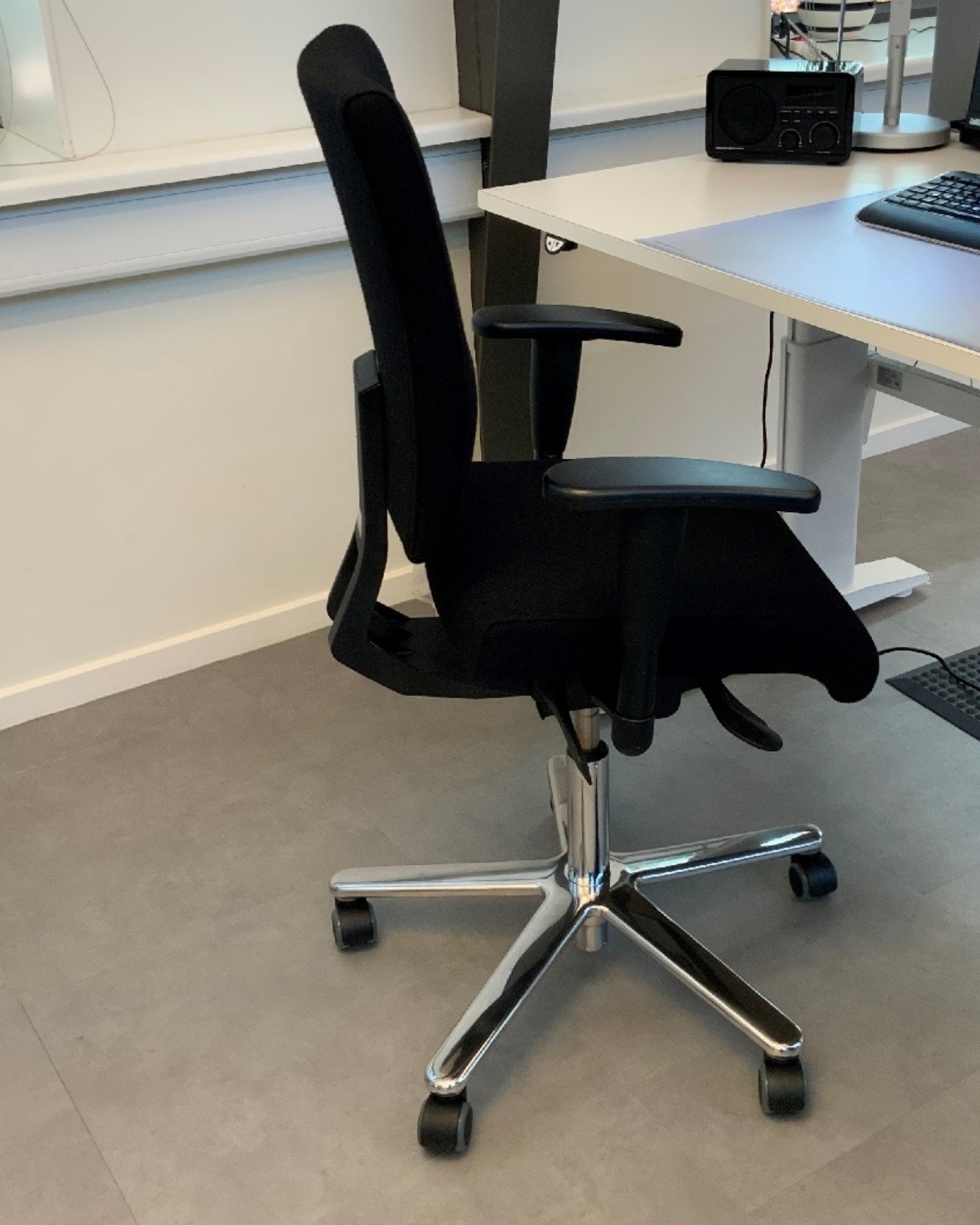 Cadeau kontorstol med armlæn Udstillingsmodel