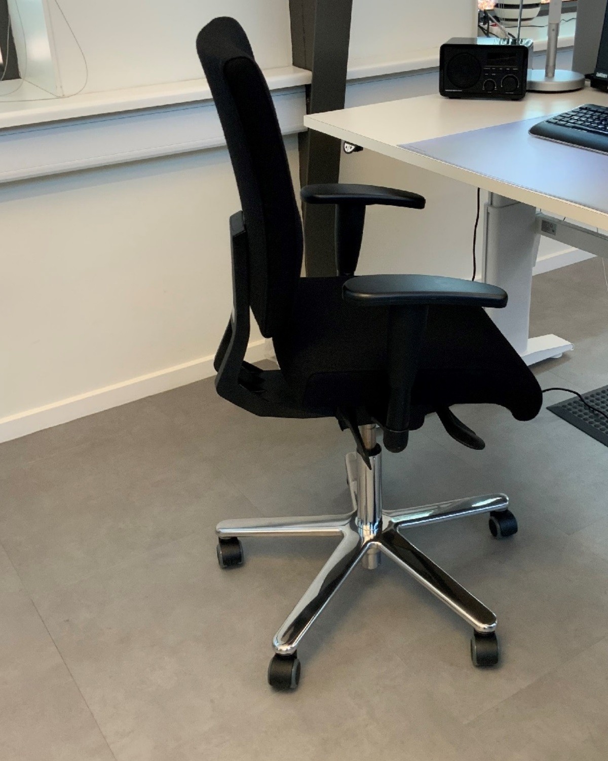 Cadeau kontorstol med armlæn Udstillingsmodel