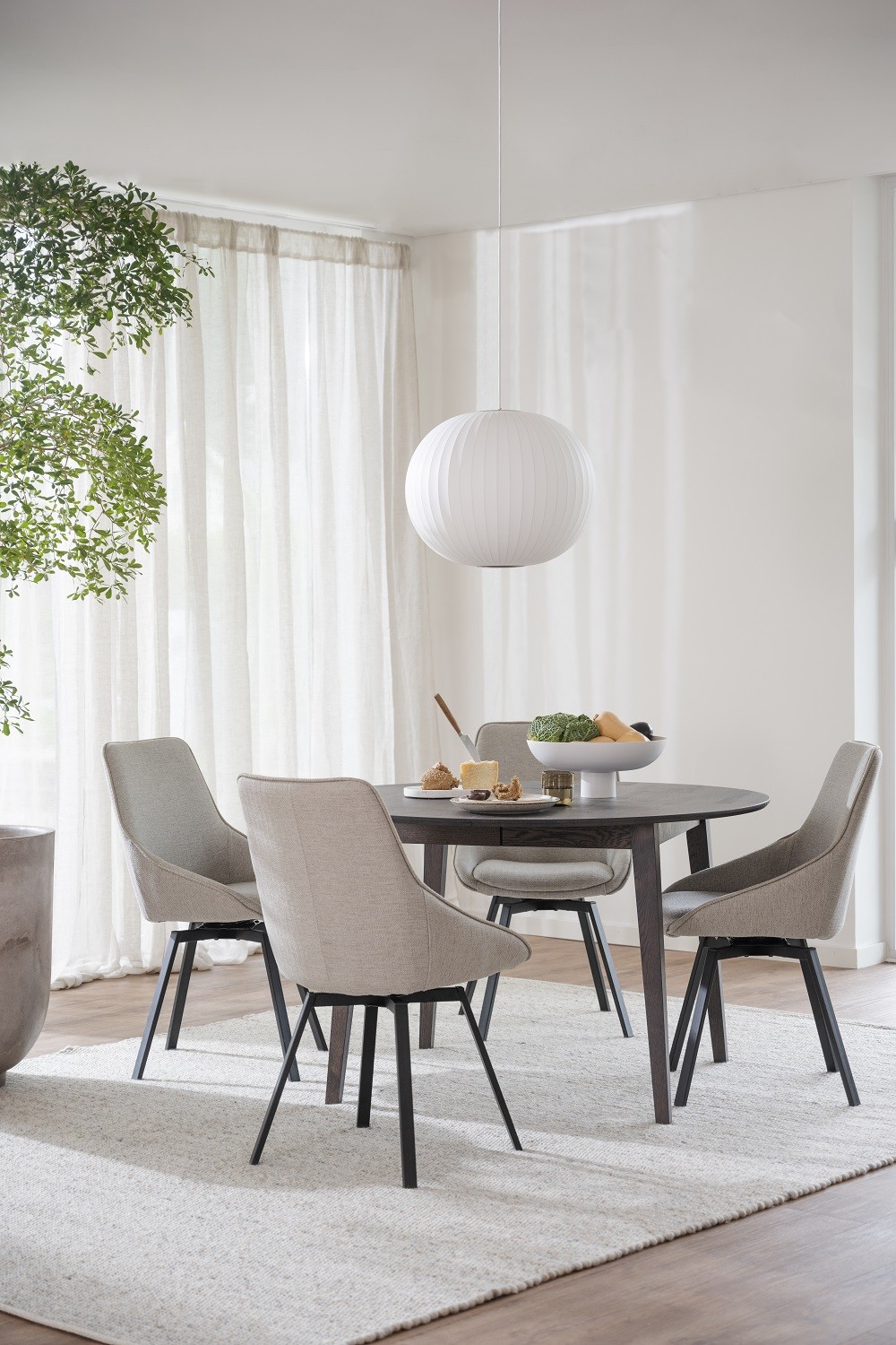 Filippa brun bord i eg incl. tillægsplade Spisebord