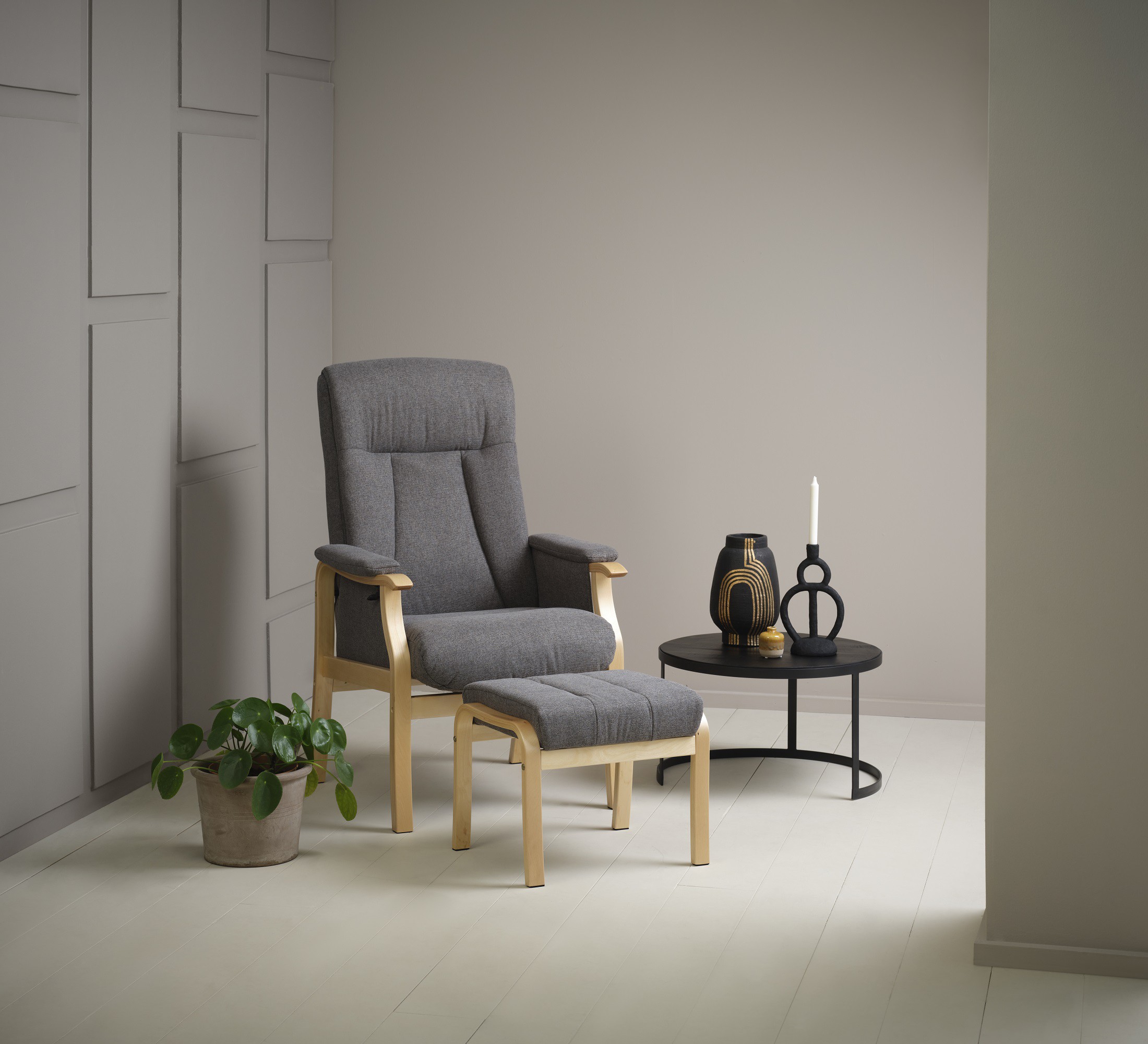 Rasmus lænestol og fodskammel i grå