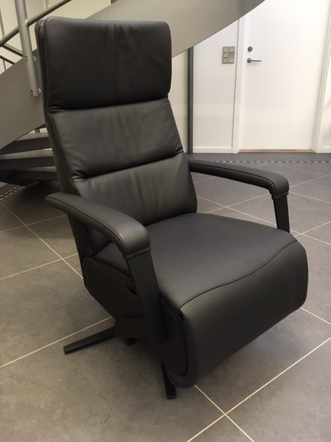 Valby manuel lænestol - sort læder  Udstillingsmodel