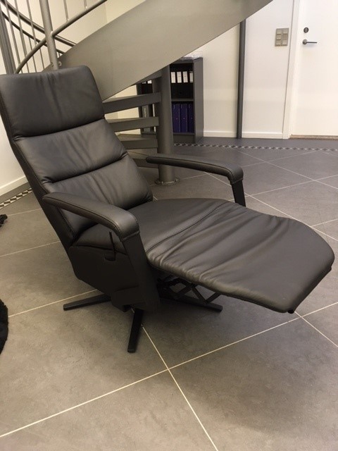 Valby manuel lænestol - sort læder  Udstillingsmodel