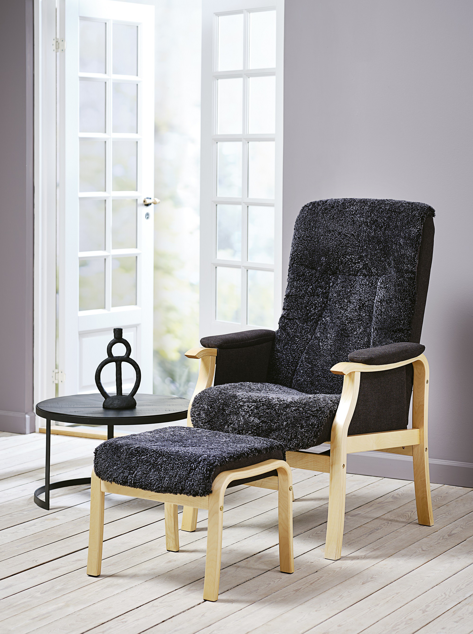 Rasmus lænestol og fodskammel i fåreskind