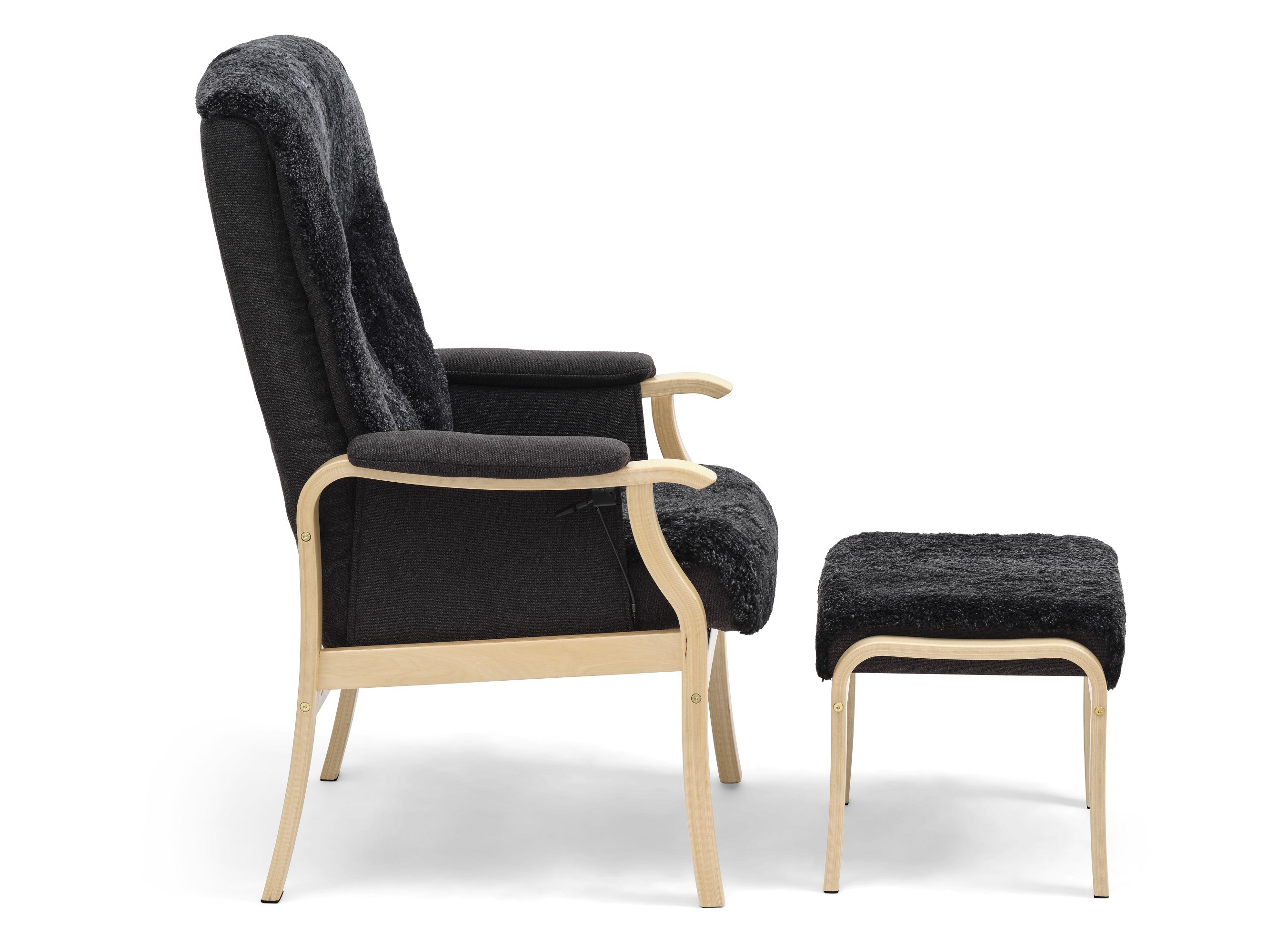 Rasmus lænestol og fodskammel i fåreskind