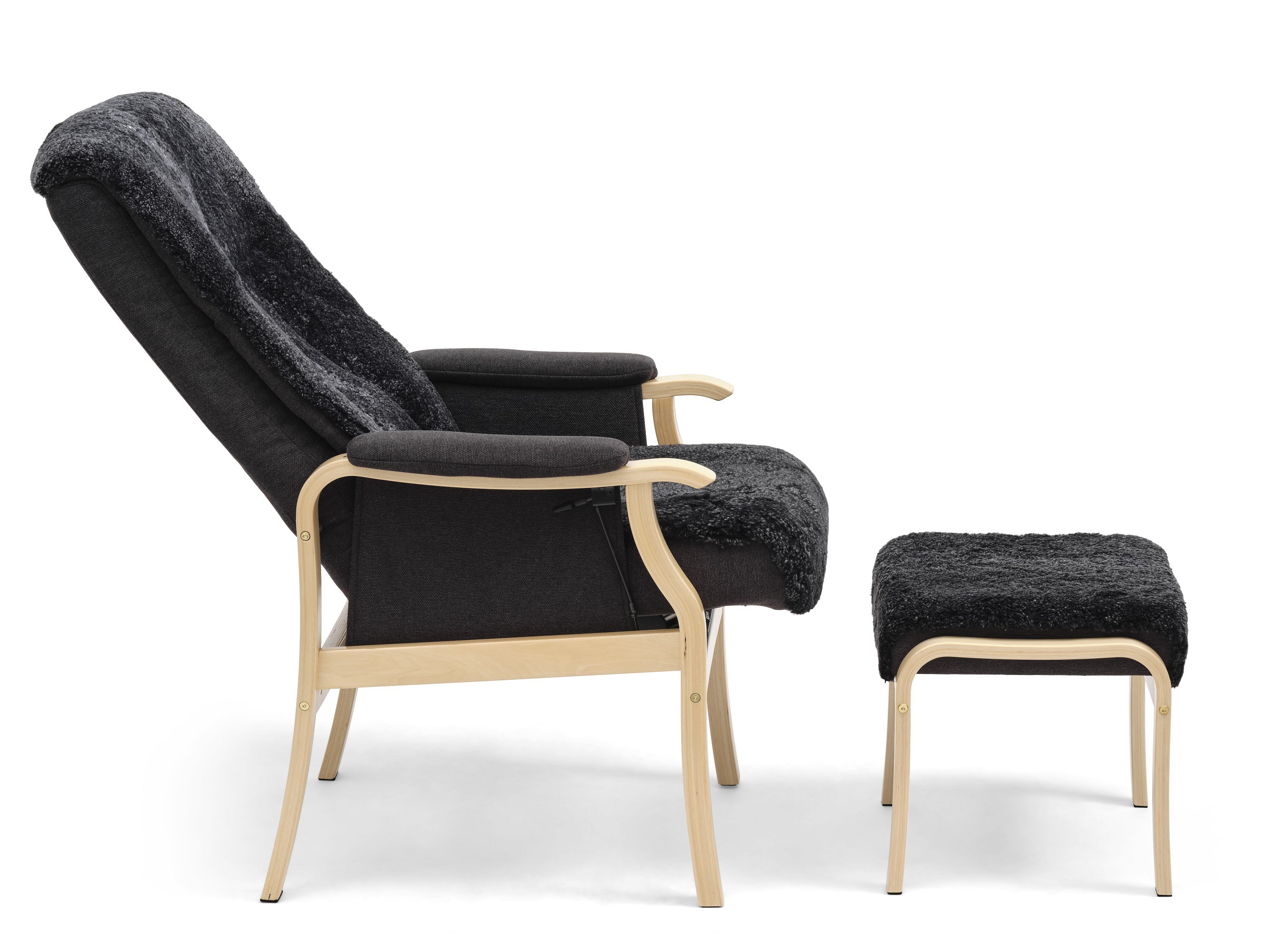 Rasmus lænestol og fodskammel i fåreskind