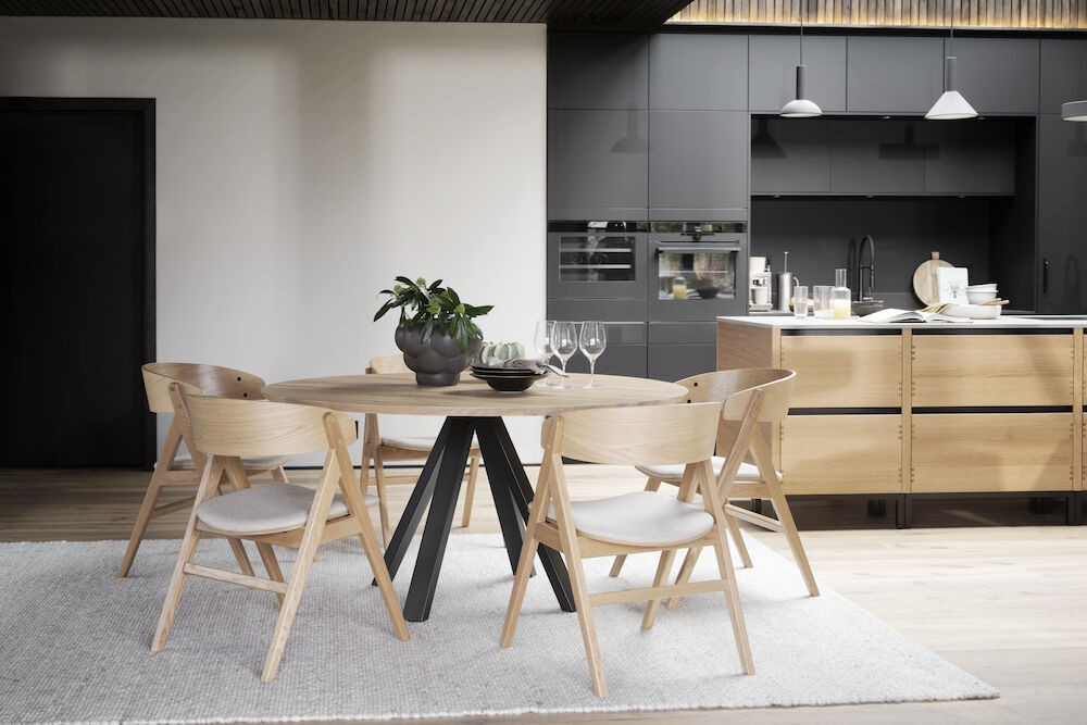 Waterton armstol, lakeret eg, beige stof