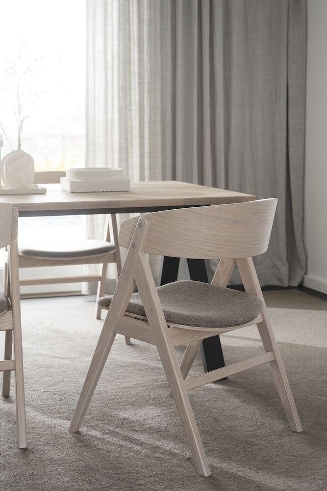 Waterton armstol, hvidpigmenteret eg, brunt stof