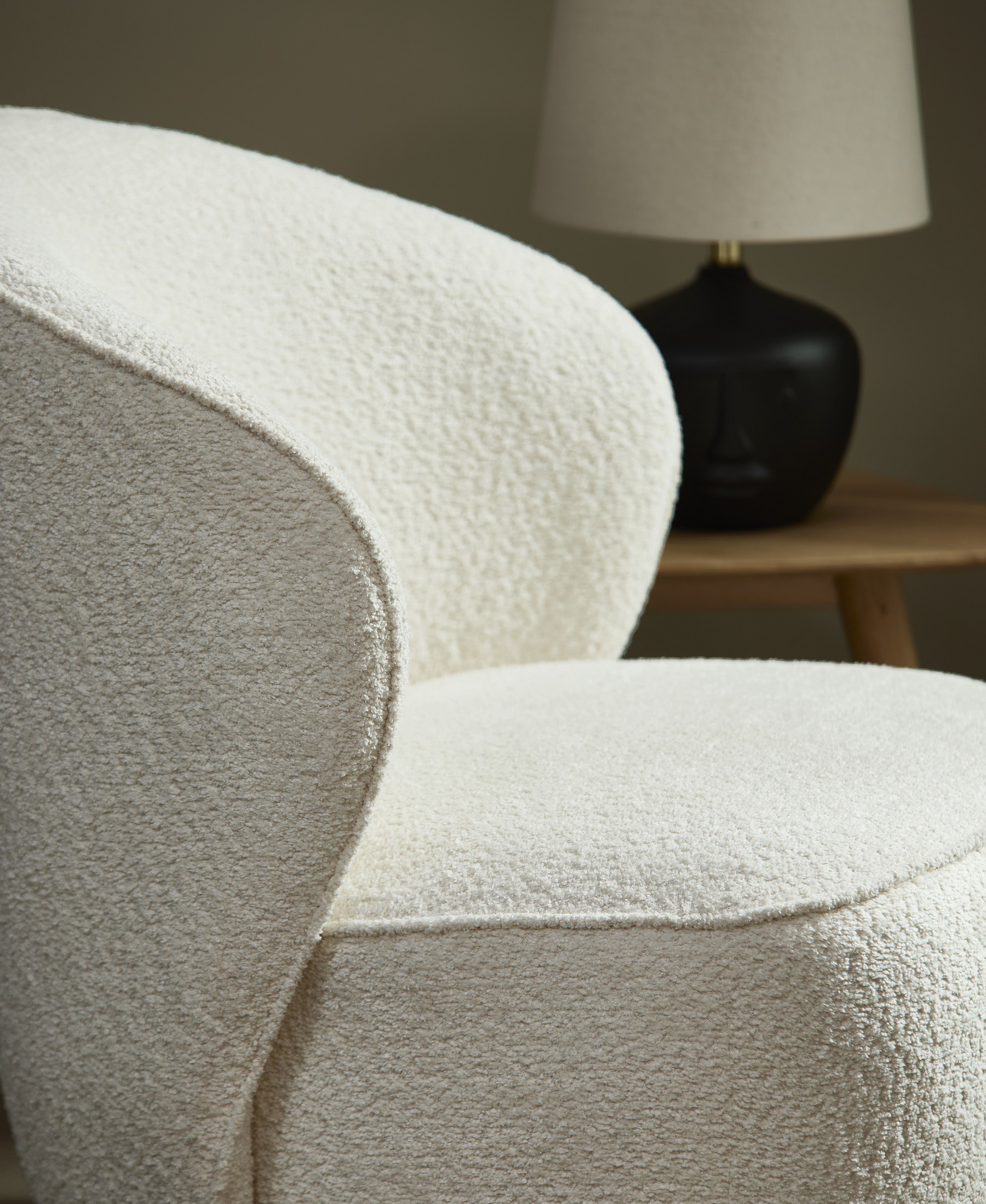 Theo Loungestol med drejefod farve Ivory