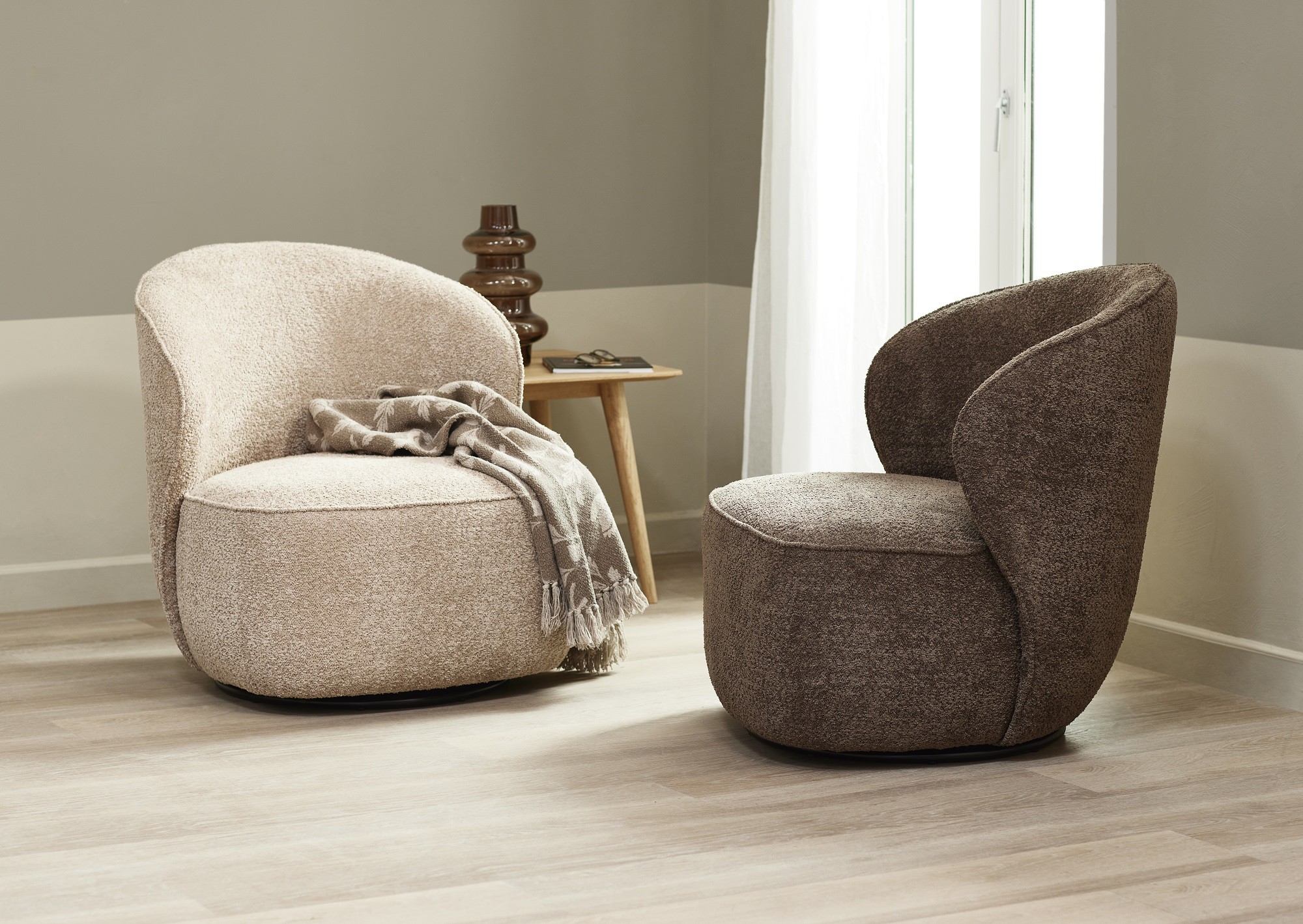 Theo loungestol med drejefod farve Mocca