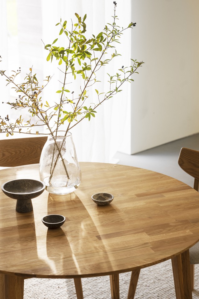 Filippa rundt spisebord i eg inkl. tillægsplade