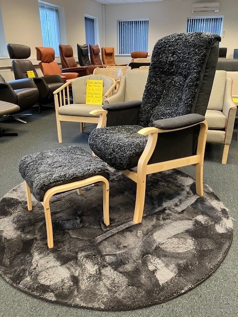 Rasmus lænestol og fodskammel i fåreskind   Udstillingsmodel