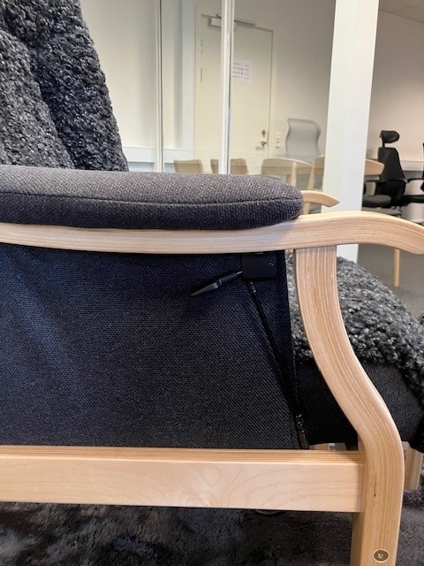 Rasmus lænestol og fodskammel i fåreskind   Udstillingsmodel