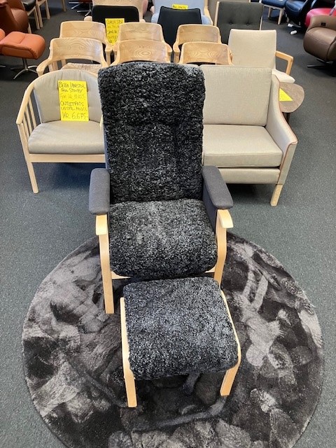 Rasmus lænestol og fodskammel i fåreskind   Udstillingsmodel