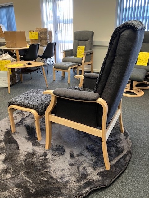 Rasmus lænestol og fodskammel i fåreskind   Udstillingsmodel