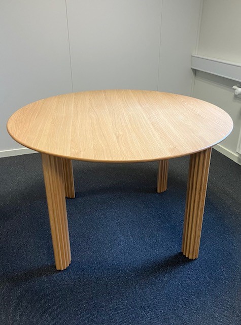 Cirkel Spisebord i Eg   Udstillingsmodel