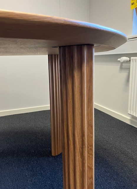 Cirkel Spisebord i Eg   Udstillingsmodel