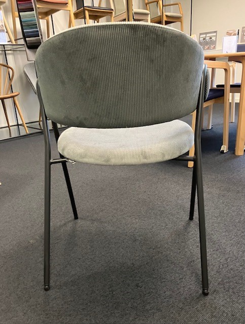 Spisestuestol grå stof (2 stk. sæt pris)   Udstillingsmodel