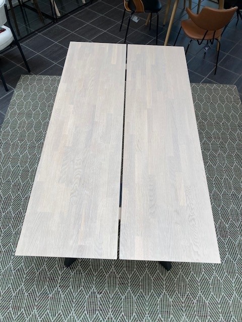 Spisebord fra Rowico i massiv eg   Udstillingsmodel