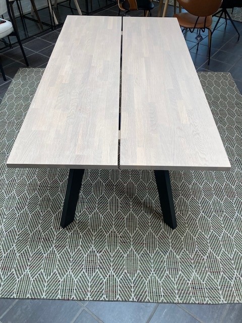 Spisebord fra Rowico i massiv eg   Udstillingsmodel