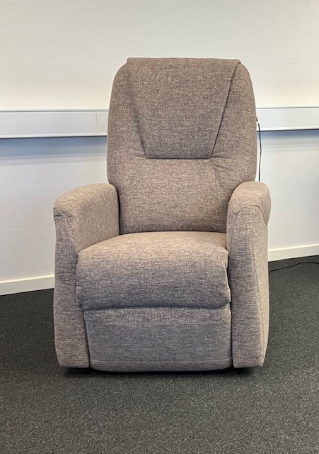 Allingestol i stof med stå-op-hjælp  Udstillingsmodel