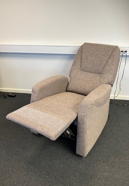Allingestol i stof med stå-op-hjælp  Udstillingsmodel