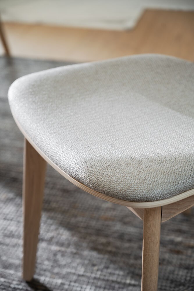 Kato spisebordsstol i hvidpigmenteret eg, 3 farver betræk