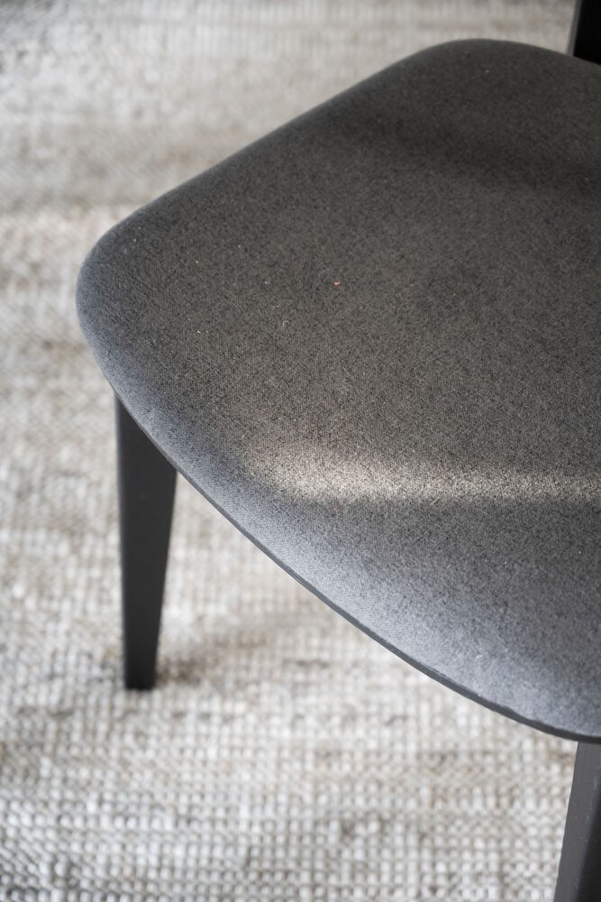 Kato spisebordsstol i sortlakeret eg, mørkegråt betræk