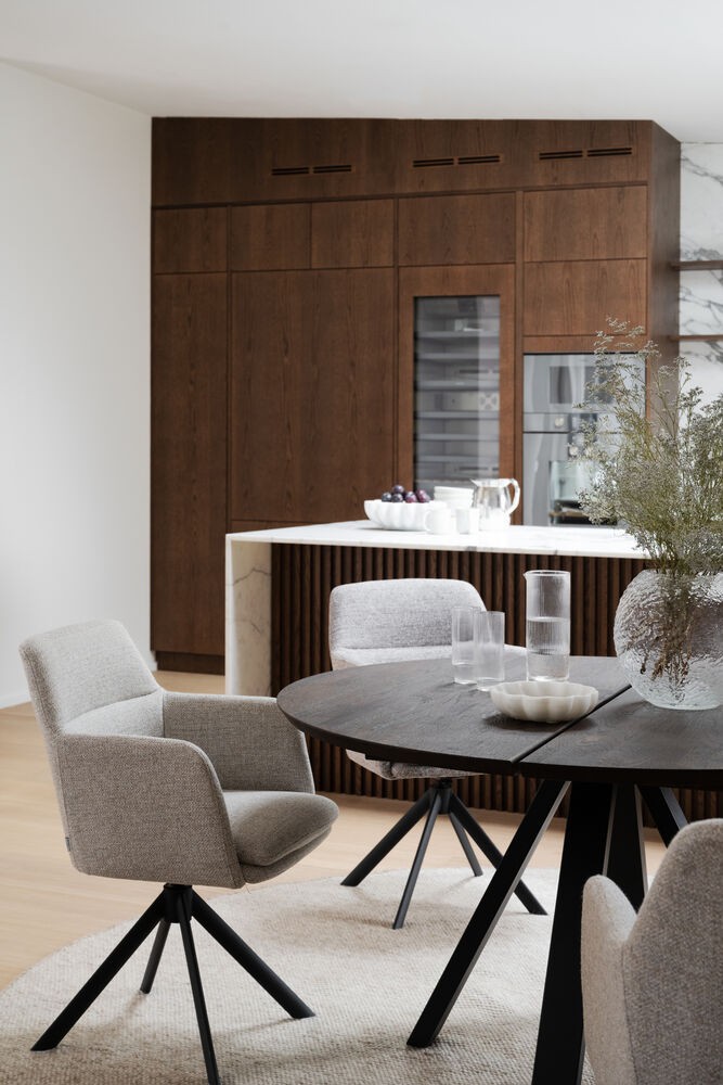 Gladstone spisebordsstol i lys beige tekstil med 360 graders dreje- og vippefunktion