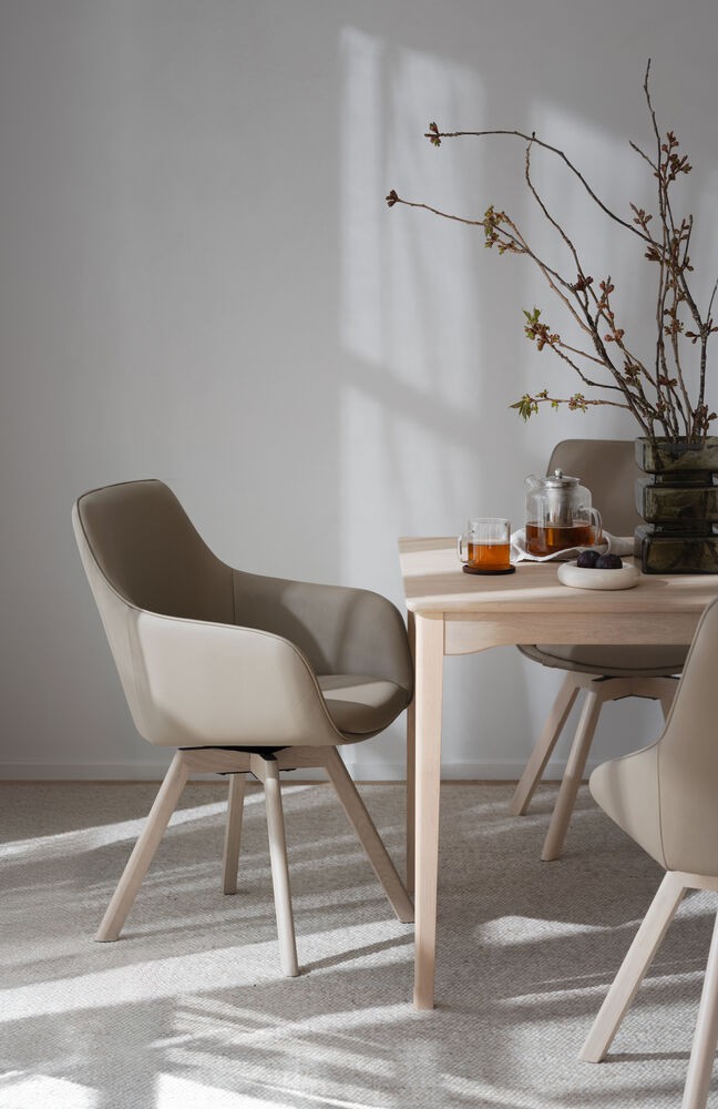 Alison spisebordsstol i beige læder med hvidpigmenterede ben i eg og 360 graders drejefunktion