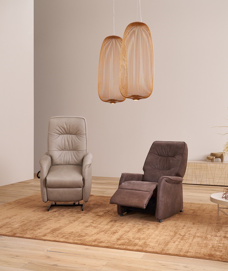 Nexø løftestol i tekstil - Himolla 9457