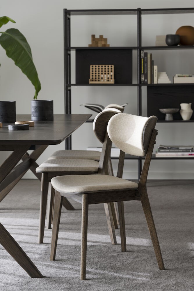 Kato spisebordsstol i brunlakeret eg, Beige betræk