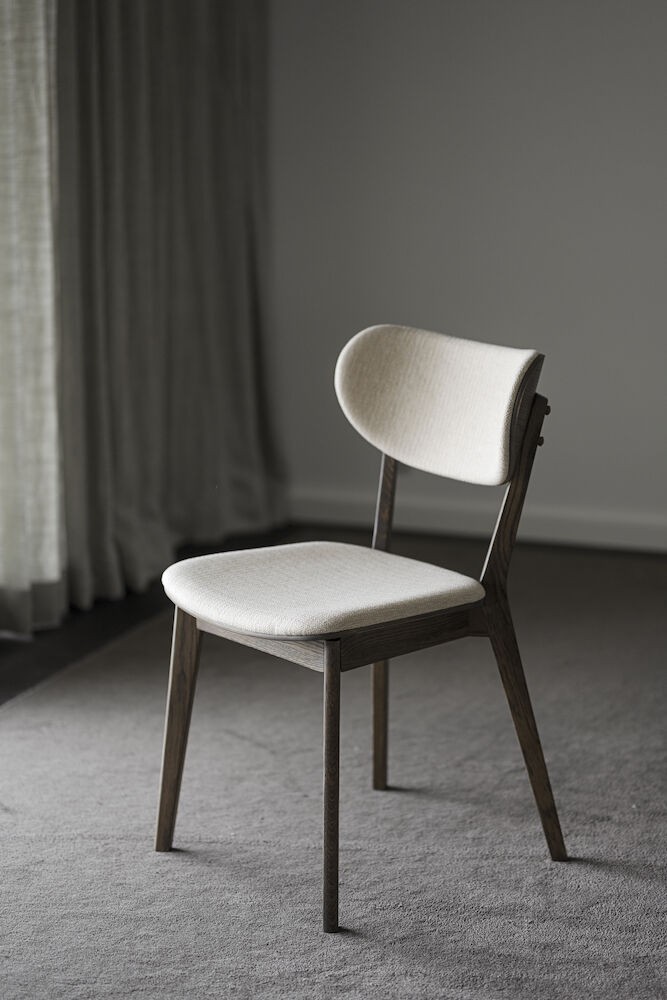 Kato spisebordsstol i brunlakeret eg, Beige betræk