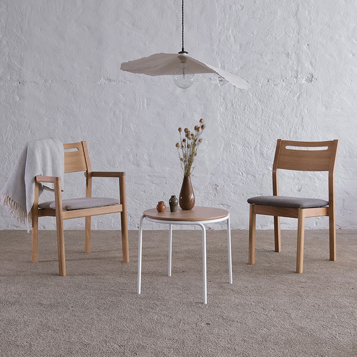 Alma Spisebordsstol med armlæn - tekstil eller kunstlæder