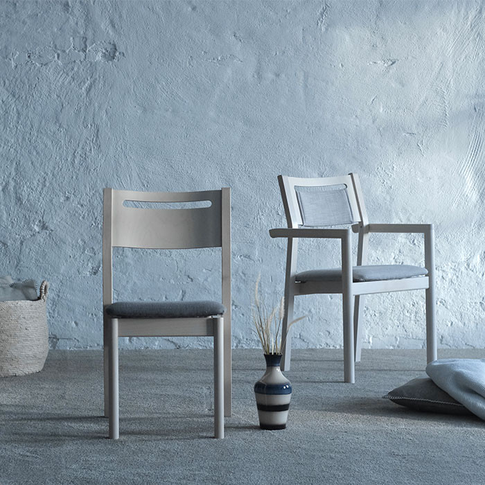 Alma Spisebordsstol med armlæn - tekstil eller kunstlæder