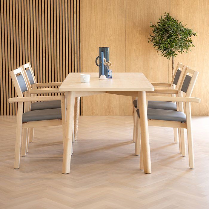 Alma Spisebordsstol med armlæn - tekstil eller kunstlæder