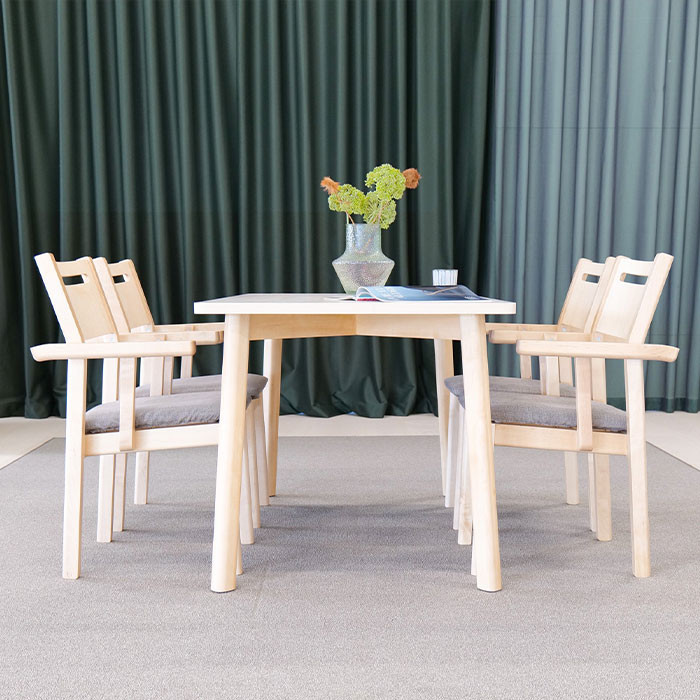 Alma Spisebordsstol med korte armlæn - tekstil eller kunstlæder