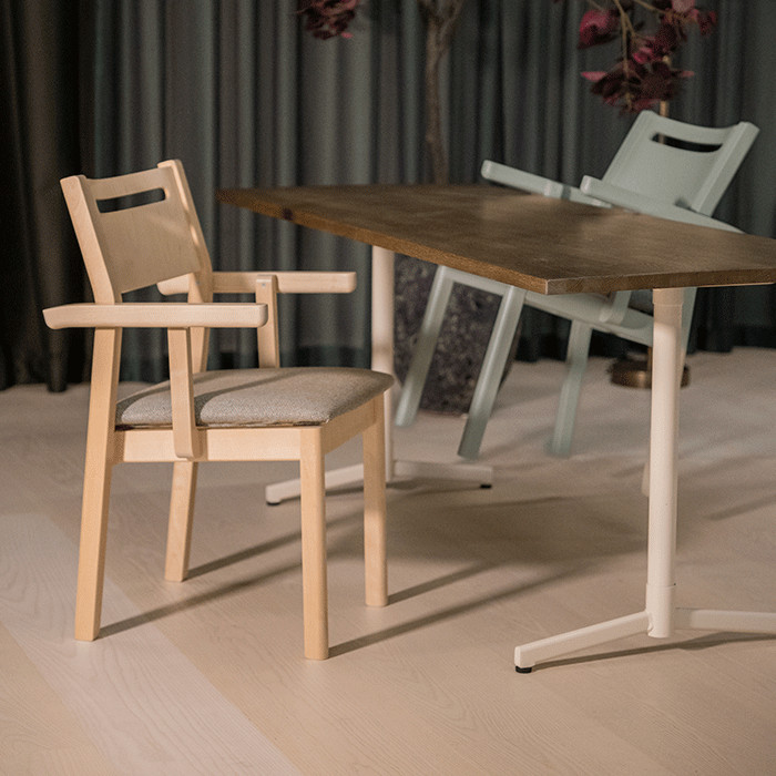 Alma Spisebordsstol med korte armlæn - tekstil eller kunstlæder