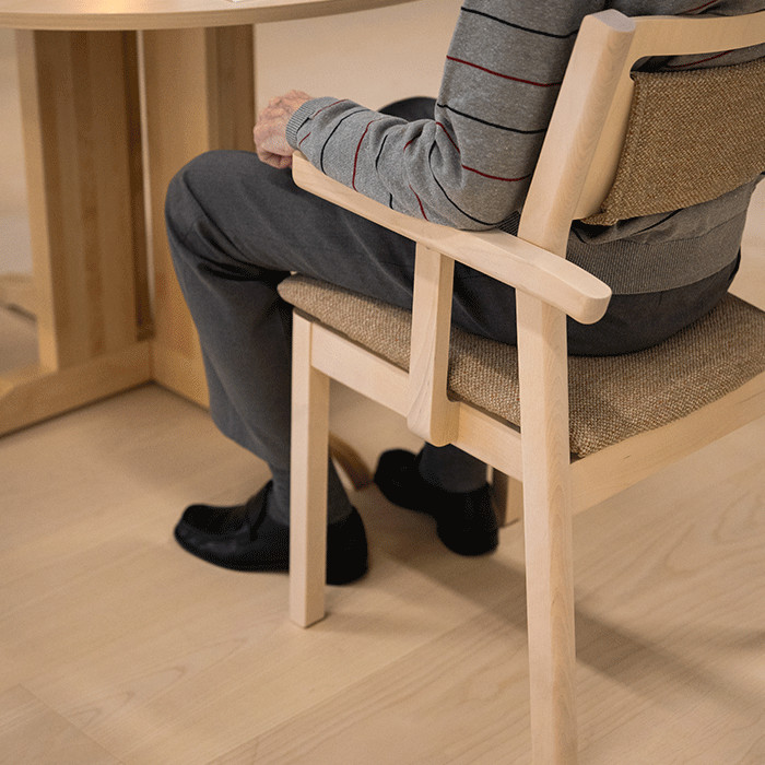 Alma Spisebordsstol med korte armlæn - tekstil eller kunstlæder