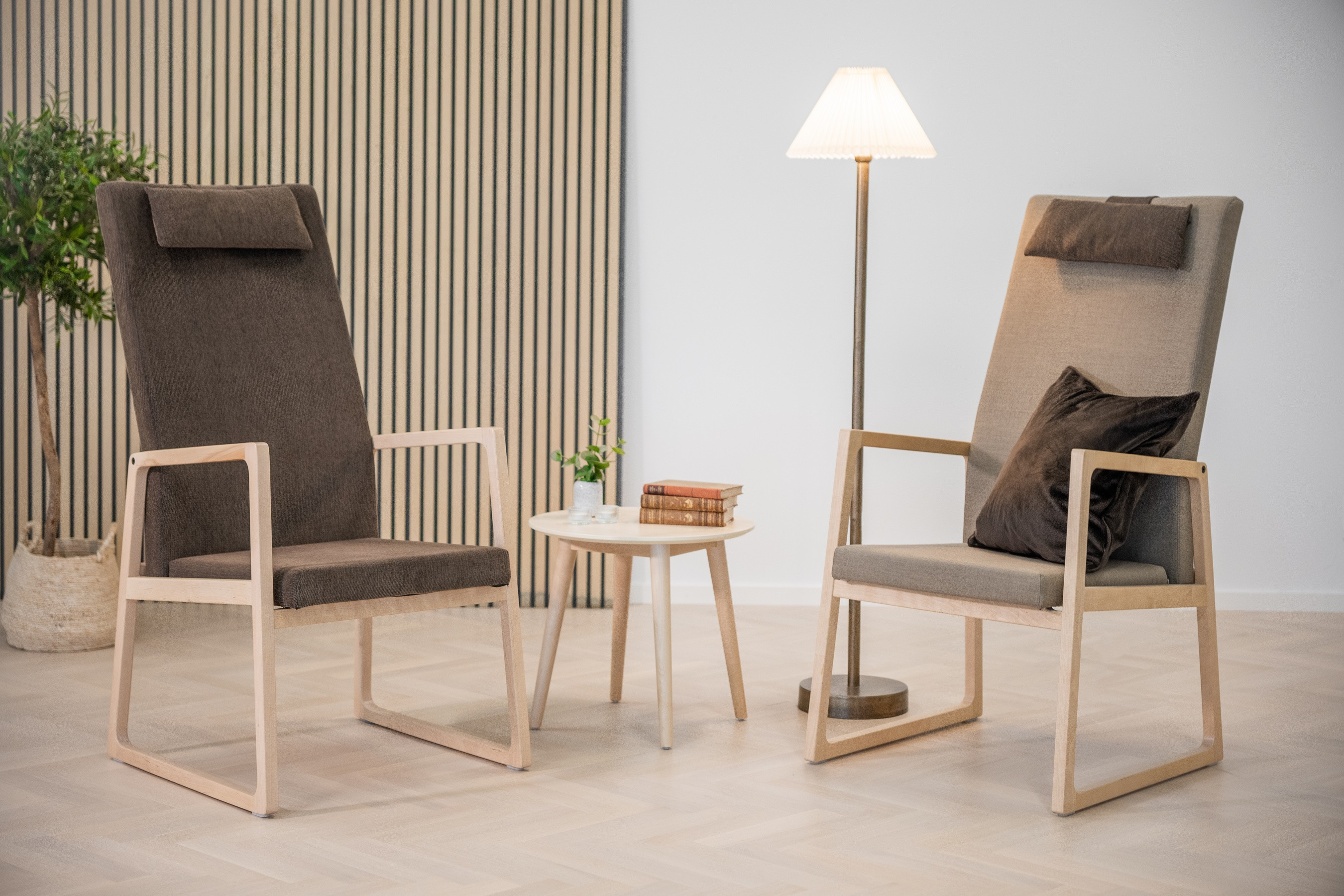 Saga otiumstol med høj ryg - lakeret birketræ