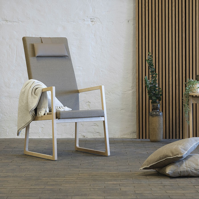 Saga otiumstol med høj ryg - lakeret birketræ