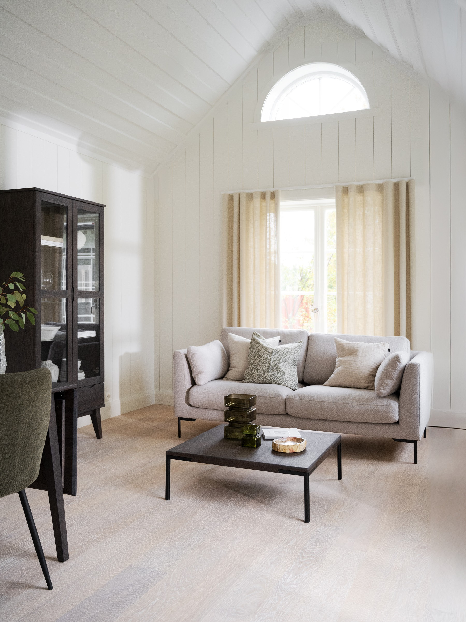 Corwin 2,5 og 3 personers sofa i lys beige stof