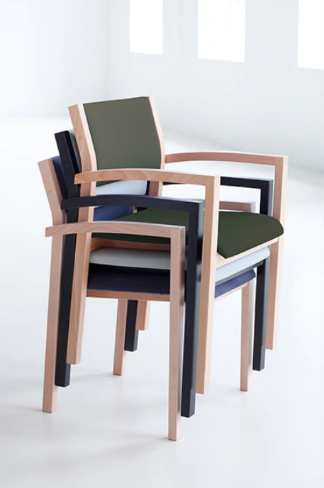 Farstrup Scala 2419 armstol med gribebøjle i stof